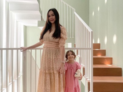 7 Potret Aura Kasih dengan Bella, Putri Semata Wayangnya yang Berwajah Blasteran