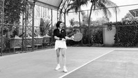 <p>Diketahui Caca Tengker gemar bermain tenis, Bunda. Ia pun kerap mengunggah kegiatannya saat bermain tenis baik sendiri maupun bersama teman-temannya. (Foto: Instagram: @cacatengker)</p>