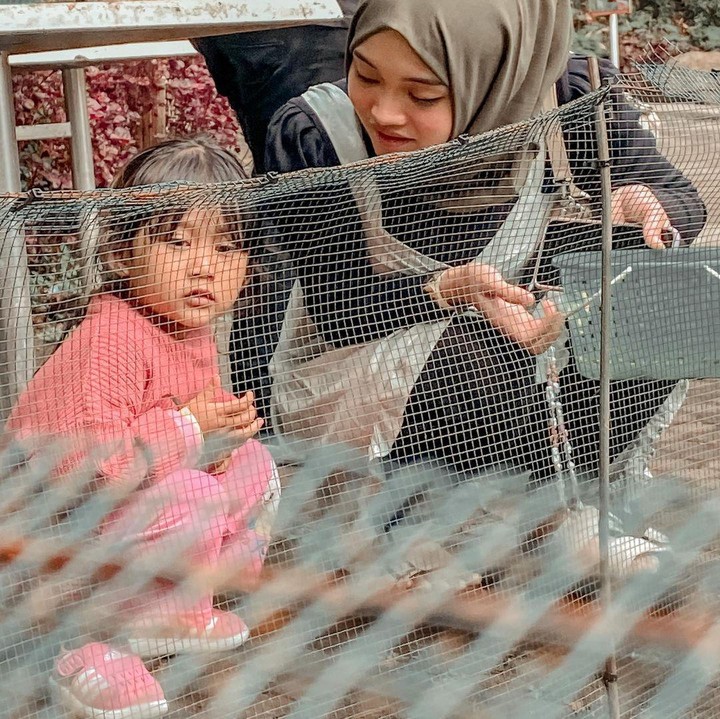 <p>Kita doakan, semoga Bintang selalu sehat dan tumbuh menjadi anak yang membanggakan seperti kakak-kakaknya ya, Bunda. (Foto: Instagram @putridelinaa)</p>