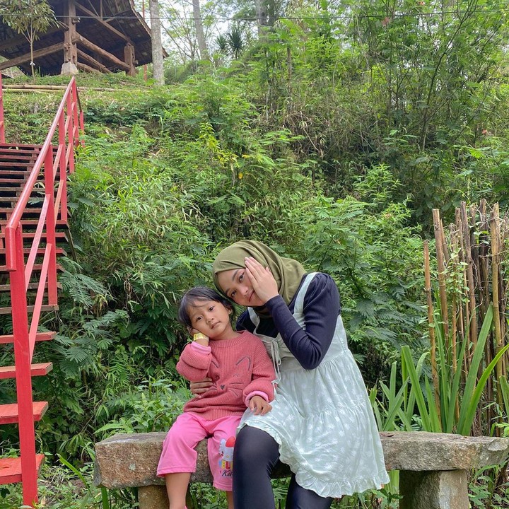 <p>Belum lama ini, putri satu-satunya komedian Sule ini membaikan potret kebersamaannya dengan Bintang. (Foto: Instagram @putridelinaa)<br /><br /><br /></p>
