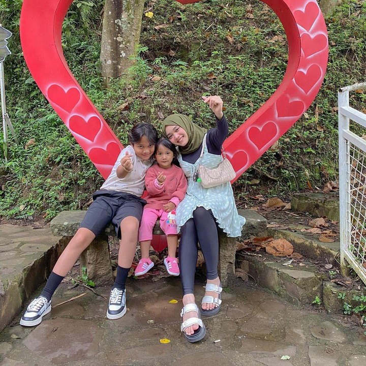<p>Putri terlihat mengunjungi Bintang bersama adiknya yang lain, Ferdinand Ardiansyah. Ketiganya tampak <em>happy</em> saat bertemu dan menghabiskan waktu bersama nih, Bunda. (Foto: Instagram @putridelinaa)<br /><br /><br /></p>