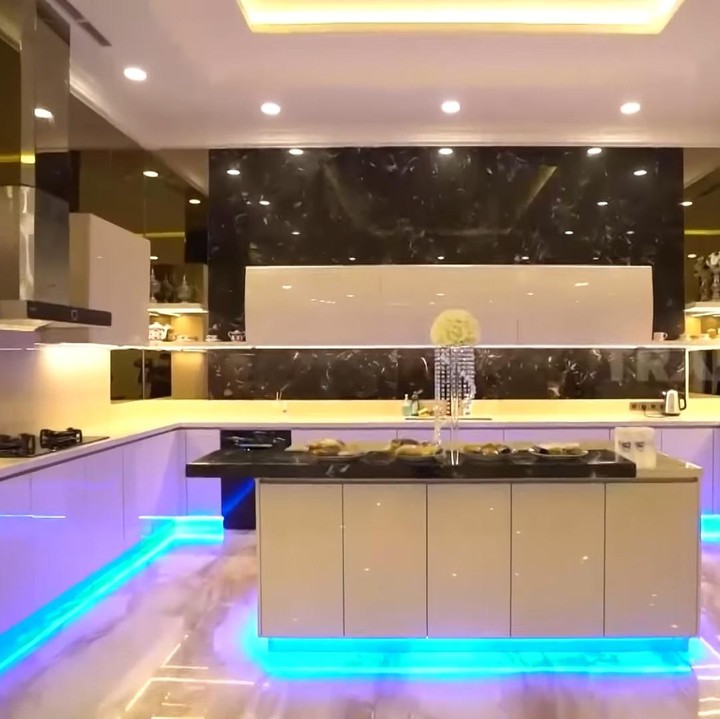 <p>Renny Angesti mau rumah barunya diisi dengan furnitur baru. Di dapur, pantry dan lemarinya dipesan langsung dari Italia, Bunda. (Foto: YouTube Trans 7)</p>