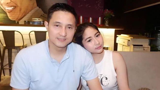 7 Potret Mesra Ricky Subagja And Istri Ketiga Eks Pramugari Yang Beda 26