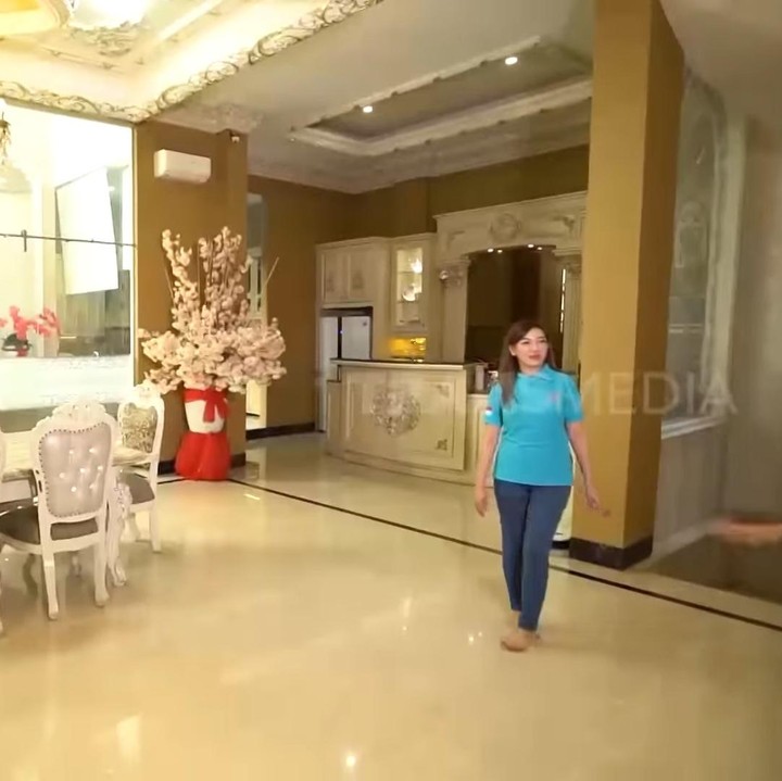 <p>Rumah mewah ini membutuhkan waktu selama tiga tahun untuk dibangun, Bun. Fenny mengaku sebelum ditempatinya, rumah ini sempat kosong untuk waktu yang lama. (Foto: YouTube Trans 7)</p>