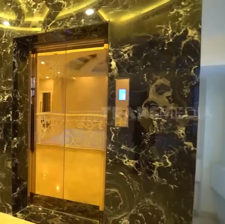 <p>Rumah mewah lima lantai ini juga dilengkapi dengan lift nuansa emas dan marmer hitam yang memberikan sentuhan mewah. (Foto: YouTube Trans 7)</p>