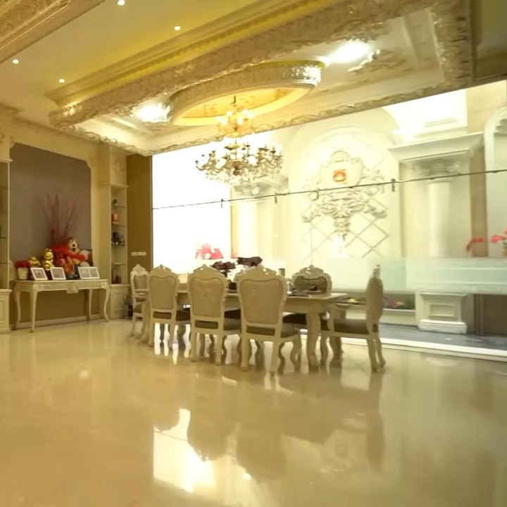 <p>Rumah yang luas ini tidak hanya menjadi tempat tinggal keluarga Fenny, Bunda. Rumah Fenny Goh juga dijadikan tempat penyimpanan barang-barang untuk aksi sosial yang ia lakukan. (Foto: YouTube Trans 7)</p>