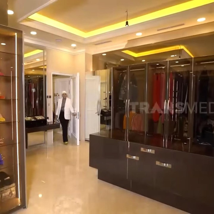 <p>Sebagai kurator fashion, Renny mengoleksi barang-barang langka keluaran merek fesyen ternama Eropa seperti Hermes, Balenciaga, Dior, dan masih banyak lagi. Semua barangnya disimpan dalam walk-in closetnya. (Foto: YouTube Trans 7)</p>