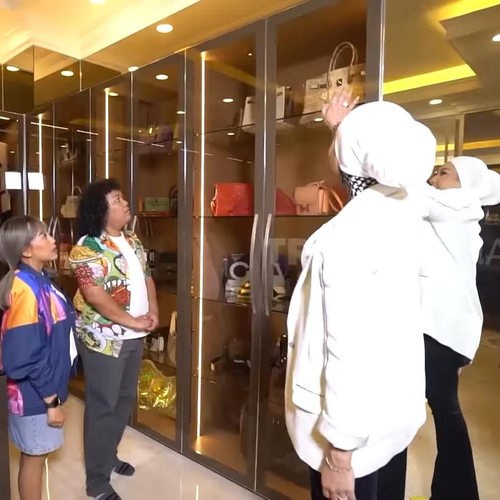 <p>Sebagai seorang yang memiliki selera fashion tinggi, Renny mengoleksi tas-tas langka dari berbagai merek desainer Eropa. Koleksi tasnya disimpan dan dipajang dalam rak kaca. (Foto: YouTube Trans 7)</p>