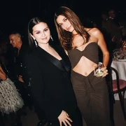 Sama-Sama Stylish, Simak Gaya Kompak Selena Gomez dan Hailey Bieber di Academy Museum Gala 2022
