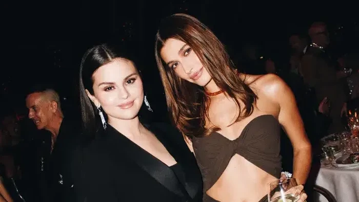Sama-Sama Stylish, Simak Gaya Kompak Selena Gomez dan Hailey Bieber di Academy Museum Gala 2022 Sama-Sama Stylish, Simak Gaya Kompak Selena Gomez dan Hailey Bieber di Academy Museum Gala 2022