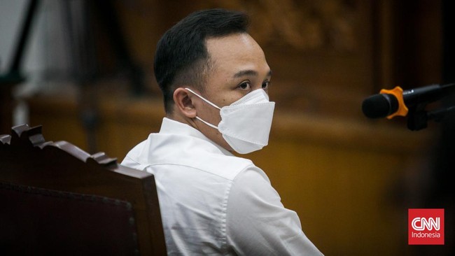 Salah satu tersangka pembunuhan Brigadir J, Bripka Ricky Rizal (RR), mengenang kepergian rekannya itu usai mendengar dakwaan jaksa