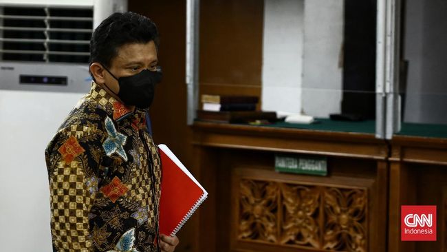 Baju batik Ferdy Sambo saat menjalani persidangan pada Senin (17/10) menuai sorotan warganet. Apa makna batik Ferdy Sambo?