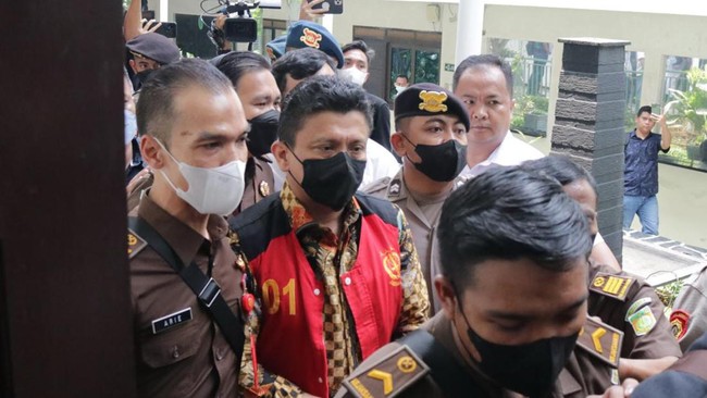 Rekaman CCTV menunjukkan terdakwa Ferdy Sambo tampak tak menggunakan sarung tangan saat tiba di rumah dinas Sambo di Duren Tiga, Jakarta Selatan.