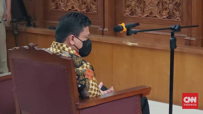 Ferdy Sambo didakwa bersama-sama Brigjen Hendra, AKBP Arif Rachman Arifin, Kompol Chuck Putranto, Kompol Baiquni, Kombes Agus Nurpatria, dan AKP Irfan Widyanto.