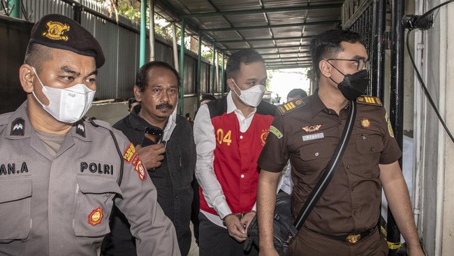 Bripka Ricky Rizal didakwa turut melakukan pembunuhan berencana terhadap Brigadir Nofriansyah Yosua Hutabarat.