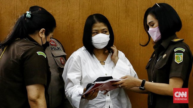 Jaksa menyebut Putri Candrawathi berganti pakaian tak lama setelah Brigadir J tewas ditembak oleh Bharada E dan Ferdy Sambo di ruang tengah rumah dinas.
