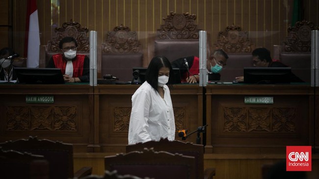 Putri tampak menyeka sudut mata saat kuasa hukumnya membacakan keterangan dari berita acara pemeriksaan (BAP) para saksi di kasus pembunuhan Brigadir J.