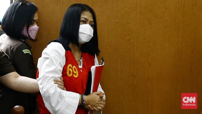 Majelis hakim tak mengabulkan permohonan Putri untuk pindah dari tahanan Kejagung ke Mako Brimob. Tapi, keluarga diizinkan berkunjung.