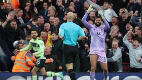 Assist Gol Salah, Alisson Lebih Jago Ketimbang Grealish