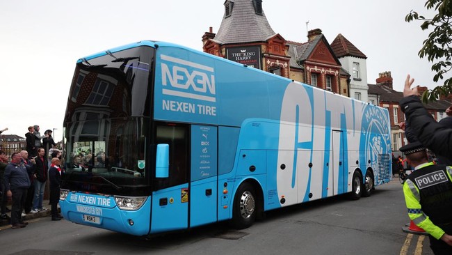 Bus milik Manchester City diserang hingga kaca retak usai kalah 0-1 melawan Liverpool di Anfield, Minggu (16/10) waktu setempat.
