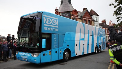 img-title Bus Man City Diserang Usai Dihajar Liverpool, Kaca Depan Retak
