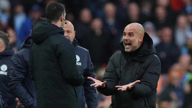 Pep Guardiola memberikan reaksi aneh dalam pertandingan Liverpool vs Manchester City pada pekan ke-11 Liga Inggris di Stadion Anfield, Minggu (16/10).