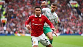 img-title Bintang Newcastle Ancam MU Usai Komentar Konyol Ten Hag