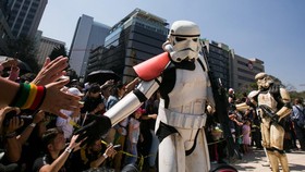 FOTO: 'Darth Vader' hingga 'Stormtrooper' Kuasai Jalan di Meksiko