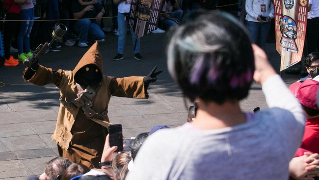 FOTO: 'Darth Vader' hingga 'Stormtrooper' Kuasai Jalan di Meksiko