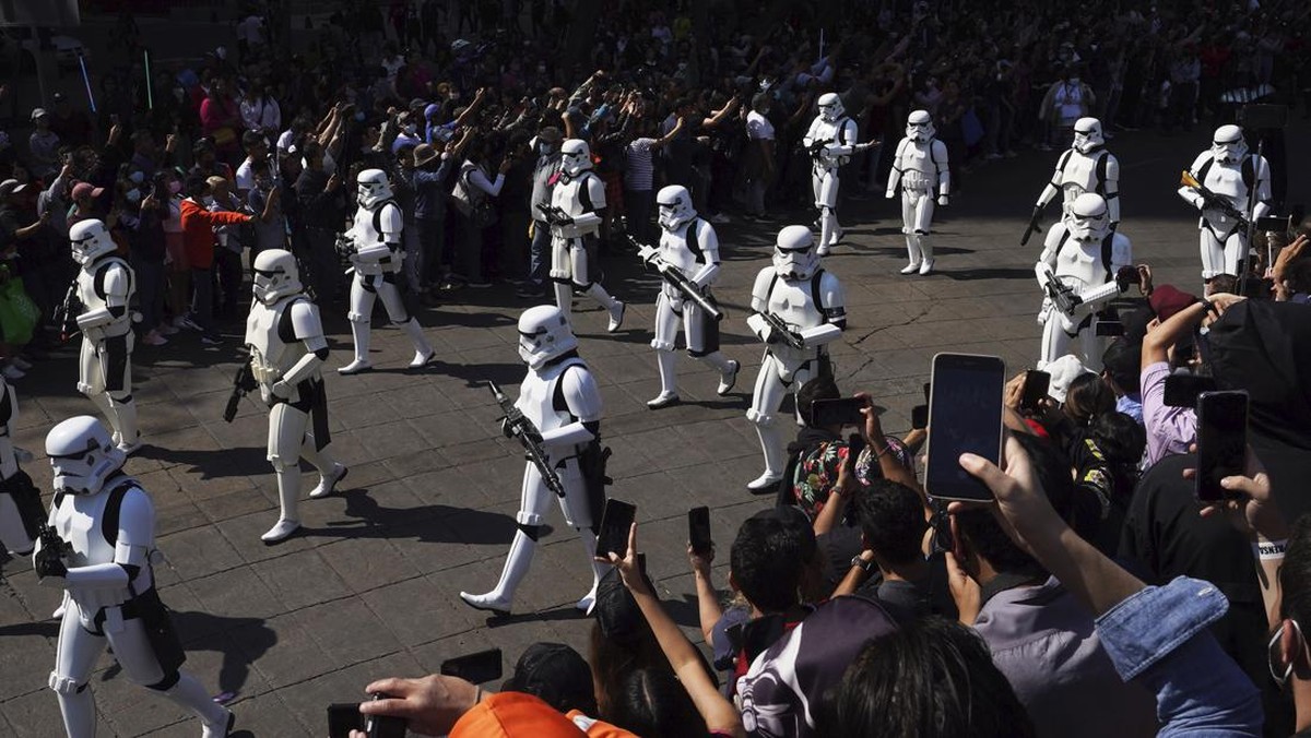 FOTO: 'Darth Vader' hingga 'Stormtrooper' Kuasai Jalan di Meksiko