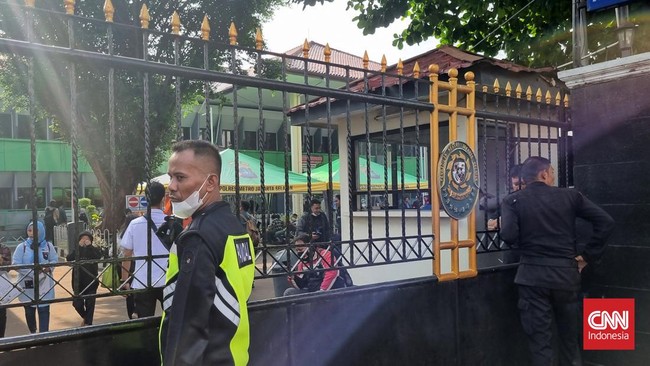 Sejumlah petugas kepolisian sudah mulai berjaga di area PN Jaksel jelang sidang. Beberapa mobil ambulans disiagakan di dalam dan luar PN Jaksel.