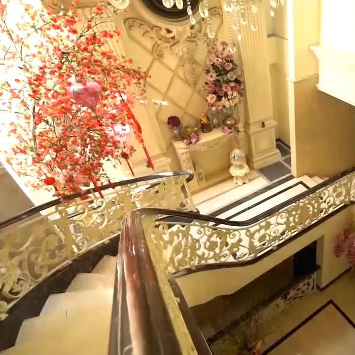 <p>Tangga dalam rumah Fenny Goh pun dilengkapi dengan sentuhan putih, ivory, dan marmer bernuansa Eropa. (Foto: YouTube Trans 7)</p>