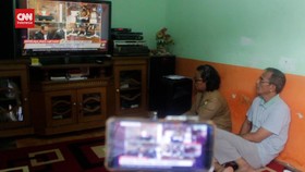 VIDEO: Keluarga Yosua Saksikan Sidang Ferdy Sambo Melalui Televisi