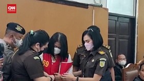 VIDEO: Putri Candrawathi Lepas Rompi Tahanan di Ruang Sidang
