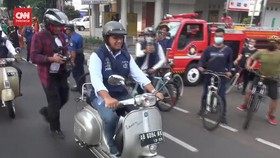 VIDEO: Momen Anies Baswedan Naik Vespa Pulang Ke Rumah Usai Perpisahan