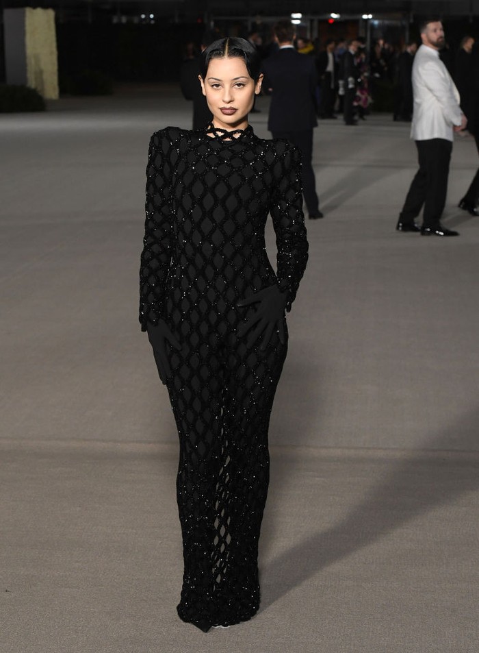 Alexa Demie dari serial Euphoria selalu gemar bereksplorasi dalam penampilannya di red carpet. Kali ini ia terlihat fierce dalam balutan gaun jaring berkilauan rancangan Balenciaga. Foto: FilmMagic/Steve Granitz