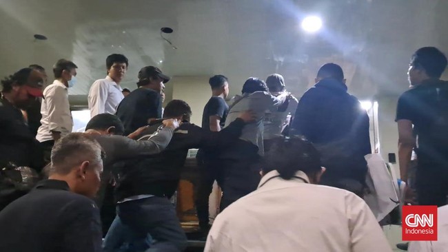 Polisi menetapkan 44 orang tersangka bentrokan antara dua ormas yang berebut penguasaan lahan di Mampang Prapatan, Jakarta Selatan.