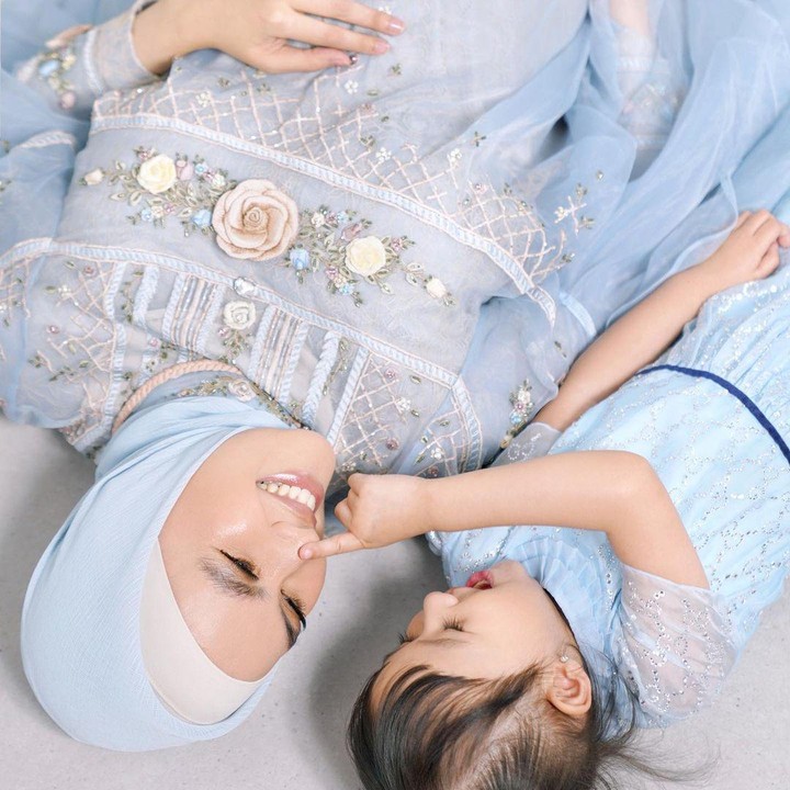 <p>Adik Khalisa ternyata juga anak perempuan yang bernama Khadeejah Aaliyah Basira. Putrinya ini lahir dengan berat badan 3,55 kg dan tinggi badan 51 cm. (Foto: instagram @kartikaputriworld/@marimotto.studio)</p>