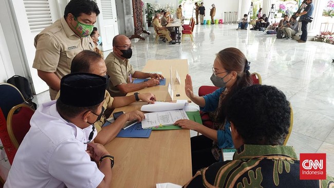 Sejumlah warga yang mendatangi posko pengaduan di Balai Kota DKI, mengadukan beberapa permasalah seperti banjir, sengketa lahan, hingga dugaan pungutan liar.
