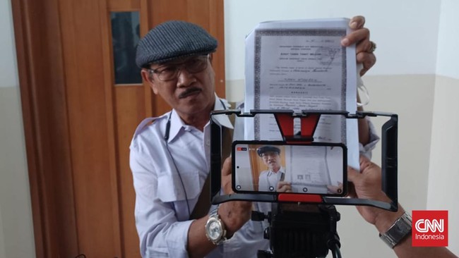 Bambang, seorang yang mengaku rekan Jokowi saat SMA, datang ke PN Jakpus membawa salinan ijazah dirinya dan Jokowi.