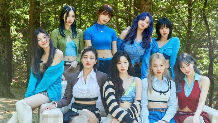 Bertepatan dengan pengumuman perpanjangan kontrak seluruh member dengan JYP Entertainment, TWICE melaksanakan comeback terbaru BETWEEN 1&2 pada (26/8) lalu dengan mempromosikan lagu Talk That Talk./ Foto: soompi.com