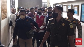 Tiba di PN Jaksel, Bharada E Pakai Rompi Merah Tangan Diborgol