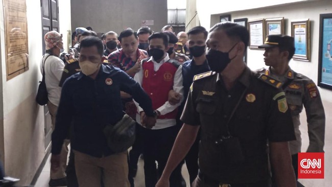 Bharada E tiba menggunakan kendaraan tahanan sekitar pukul 08.30 WIB dengan pengawalan ketat. Ia langsung dibawa ke ruang tahanan LPSK di PN Jaksel.