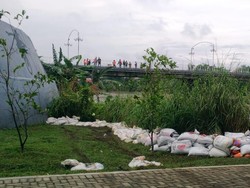 Debit Sungai Brantas Kediri Kembali Normal, DLHKP Pasang Karung Pasir