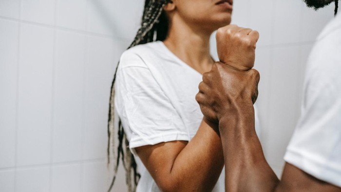 Saat Pasangan Suka Bertindak Kasar, Lakukan 4 Cara Cerdas Ini Agar Kamu Cepat Terbebas dari Jangkauannya!