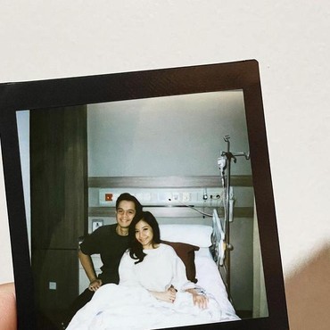 7 Potret Rio Drumer NOAH Setia Dampingi Clerence Jalani Perawatan di RS