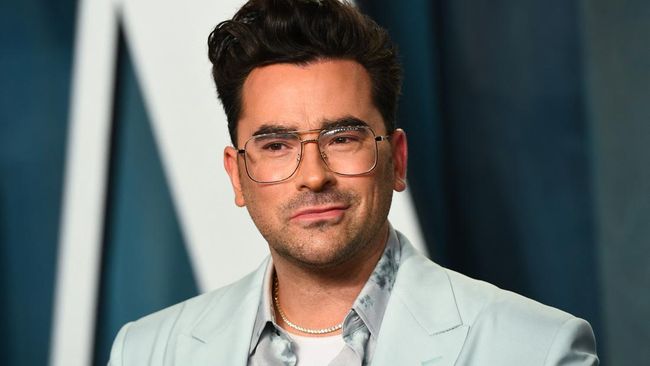 Salah satu kreator Schitt's Creek, Dan Levy, disebut akan debut sebagai sutradara film panjang.