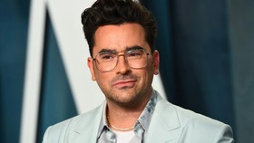 Dan Levy Bakal Garap Film Panjang Pertama, Good Grief