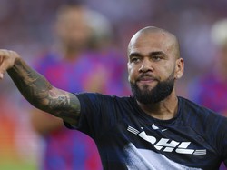 Salut! Dani Alves Nonton El Clasico di Tengah Kepungan Madridista