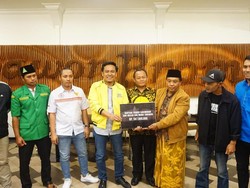 Donasi Korban Kanjuruhan, Golkar Jatim Gelorakan Pesan Damai Antar Suporter